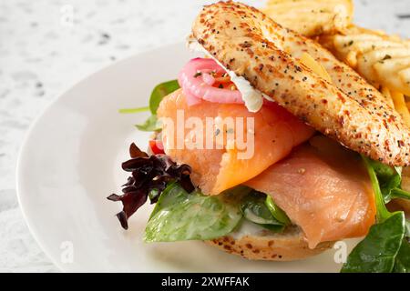 Ein Blick auf ein Sandwich mit Lox Bagel. Stockfoto