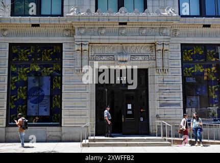 Der Haupteingang zum Andy Warhol Museum, einem Kunstmuseum und einer beliebten Attraktion in Pittsburghs North Shore Viertel. Stockfoto