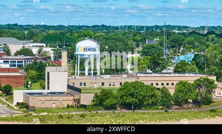 Blick aus der Vogelperspektive auf den Kenosha Water Tower und die Stadtlandschaft Stockfoto