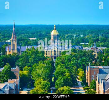 Blick aus der Vogelperspektive auf den Goldenen Dom von Notre Dame und die Basilika mit üppigem Campus Stockfoto