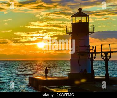 Fliegen Sie aus der Luft über Lighthouse und Pier am Golden Sunset Stockfoto