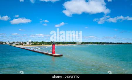 Blick aus der Vogelperspektive auf den Red Lighthouse am Pier mit den Calm Lake Michigan Waters Stockfoto