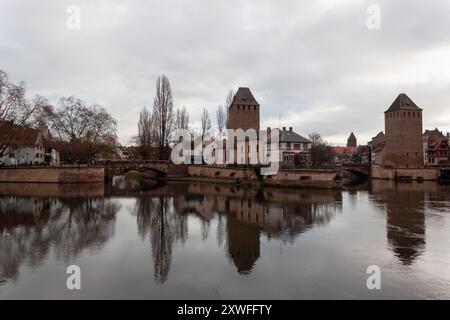 Straßburg. Brücken und Türme aus dem 13. Jahrhundert. Blick vom Vauban-Damm. Straßburg, Frankreich Stockfoto