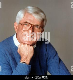 Phil Donahue, Moderator der Talkshow und Ehemann von Marlo Thomas, stirbt mit 88 Jahren. Donahue erlangte in den späten 1960er Jahren Bekanntheit, nachdem er mit einem Studiopublikum interagierte und neue Ideen in amerikanische Wohnzimmer brachte. Seine Todesursache wurde nicht bekannt gegeben, obwohl die Lieben sagten, dass er an einer „langen Krankheit“ litt. DATEIBILD AUFGENOMMEN AM: Ca. 1985, New York, New York, USA: Fernsehmoderator PHIL DONAHUE in New York. (Kreditbild: © Globe Photos/ZUMA Press Wire) NUR REDAKTIONELLE VERWENDUNG! Nicht für kommerzielle ZWECKE! Stockfoto