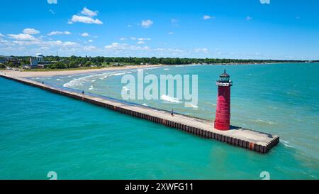 Luftaufnahme des Red Lighthouse und Pier am Lake Michigan Stockfoto