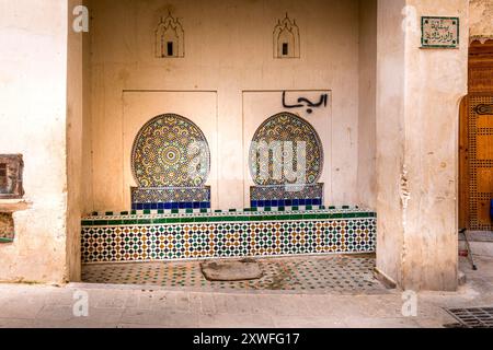 Fès, Marokko - 18. März 2024: Schöner typischer Brunnen in der Altstadt von Fès, Marokko Stockfoto