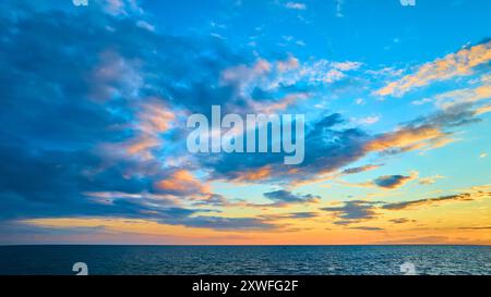 Fliegen Sie in der Golden Hour durch den Lake Michigan Stockfoto