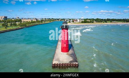 Blick aus der Vogelperspektive auf den Red Lighthouse am Concrete Pier mit Waterfront Park Stockfoto