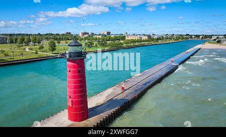 Luftaufnahme des Red Lighthouse am Pier mit Urban Park Hintergrund Stockfoto