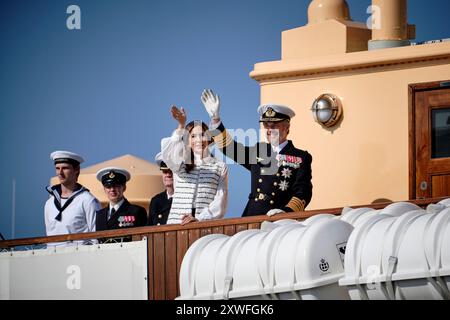 Bornholm, Dänemark. August 2024. König Frederik X und Königin Maria besuchen am Montag, 19. August 2024 die Regionalgemeinde Bornholm. Das Königspaar kommt mit dem königlichen Schiff Dannebrog nach Honnoerkajen im Hafen von Roenne an. Hier werden ihre Majestäten unter anderem vom Bürgermeister Jacob Troest empfangen. Ein neunfacher Applaus wird aufgeheizt und das Royal Life Guards Music Corps spielt King Christian. (Foto: Pelle Rink/Scanpix 2024) Credit: Ritzau/Alamy Live News Stockfoto