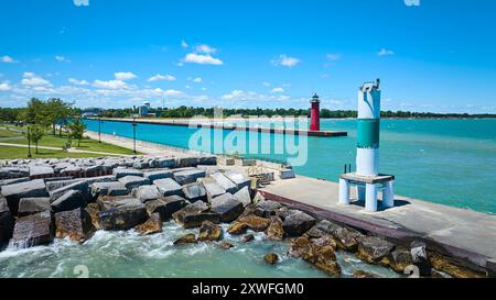 Blick aus der Vogelperspektive auf den Red Lighthouse am Pier mit der zerklüfteten Küste und dem Park Stockfoto