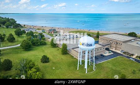 Blick aus der Vogelperspektive auf den Kenosha Water Tower und den geschäftigen Lakeside Beach Stockfoto