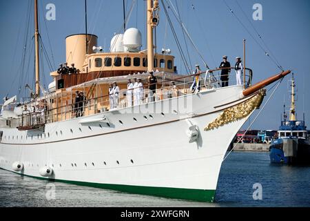 Bornholm, Dänemark. August 2024. König Frederik X und Königin Maria besuchen am Montag, 19. August 2024 die Regionalgemeinde Bornholm. Das Königspaar kommt mit dem königlichen Schiff Dannebrog nach Honnoerkajen im Hafen von Roenne an. Hier werden ihre Majestäten unter anderem vom Bürgermeister Jacob Troest empfangen. Ein neunfacher Applaus wird aufgeheizt und das Royal Life Guards Music Corps spielt King Christian. (Foto: Pelle Rink/Scanpix 2024) Credit: Ritzau/Alamy Live News Stockfoto