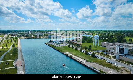 Luftüberführung des Kenosha Harbor mit Wasserturm und Parks Stockfoto