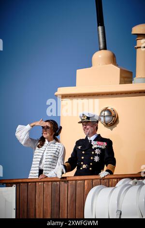 Bornholm, Dänemark. August 2024. König Frederik X und Königin Maria besuchen am Montag, 19. August 2024 die Regionalgemeinde Bornholm. Das Königspaar kommt mit dem königlichen Schiff Dannebrog nach Honnoerkajen im Hafen von Roenne an. Hier werden ihre Majestäten unter anderem vom Bürgermeister Jacob Troest empfangen. Ein neunfacher Applaus wird aufgeheizt und das Royal Life Guards Music Corps spielt King Christian. (Foto: Pelle Rink/Scanpix 2024) Credit: Ritzau/Alamy Live News Stockfoto