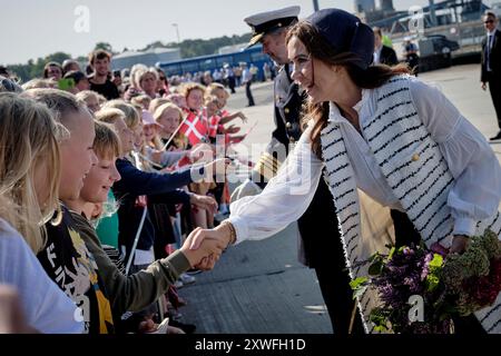 Bornholm, Dänemark. August 2024. König Frederik X und Königin Maria besuchen am Montag, 19. August 2024 die Regionalgemeinde Bornholm. Das Königspaar kommt mit dem königlichen Schiff Dannebrog nach Honnoerkajen im Hafen von Roenne an. Hier werden ihre Majestäten unter anderem vom Bürgermeister Jacob Troest empfangen. Ein neunfacher Applaus wird aufgeheizt und das Royal Life Guards Music Corps spielt King Christian. (Foto: Pelle Rink/Scanpix 2024) Credit: Ritzau/Alamy Live News Stockfoto