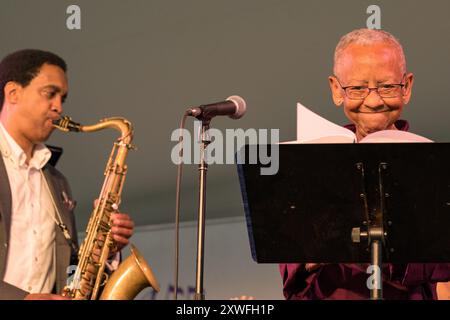 Poughkeepsie, New York, USA. August 2024. Der legendäre Dichter Nikki Giovanni prägte das Jazz in the Valley Jazz Festival in Poughkeepsie, New York. Hier zu sehen mit ihrem Kollegen, dem angesehenen Jazzsaxophonisten Javon Jackson, die ein neues Album mit dem Titel „Javon and Nikki Go to the Movies“ veröffentlichen. Quelle: M. Stan Reaves/Alamy Live News Stockfoto