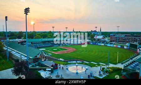 Blick aus der Vogelperspektive auf Four Winds Field und South Bend City bei Golden Hour Stockfoto