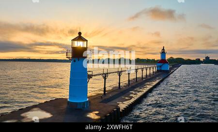 Luftaufnahme der zwei Leuchttürme am Pier während der Golden Hour Stockfoto