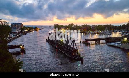 Aus der Vogelperspektive der Küstenzugbrücke bei Dawn mit Marina und Waterfront Gebäuden Stockfoto