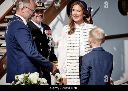 Bornholm, Dänemark. August 2024. König Friedrich X. und Königin Maria besuchen am Montag, 19. August 2024 die Regionalgemeinde Bornholm. Das Königspaar kommt mit dem königlichen Schiff Dannebrog nach Honnoerkajen im Hafen von Roenne an. Hier werden ihre Majestäten unter anderem vom Bürgermeister Jacob Troest empfangen. Ein neunfacher Applaus wird aufgeheizt und das Royal Life Guards Music Corps spielt King Christian. (Foto: Pelle Rink/Scanpix 2024) Credit: Ritzau/Alamy Live News Stockfoto