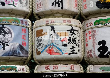 Kazaridaru, Weinfässer, säumen den Weg zum Meji-Schrein in Tokio, Japan Stockfoto