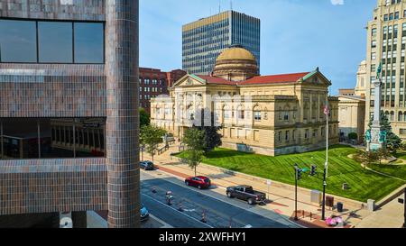 Blick aus der Vogelperspektive auf das South Bend Courthouse mit modernem Architekturkontrast Stockfoto