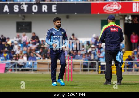 Leeds, England, 29. Mai 2022. Shadab Khan Bowling für Yorkshire Vikings gegen Leicester Foxes in einem T20-Spiel in Headingley. Danke Colin Edwards Stockfoto