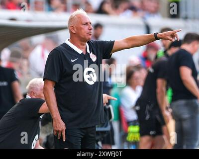 Offenbach, Deutschland. August 2024. Christian Neidhart (Kickers Offenbach, Trainer) gestikuliert, GER, Kickers Offenbach vs. 1. FC Magdeburg, Fußball, DFB-Pokal, 1. Runde, Saison 2024/2025, 19.08.2024. DIE DFB-VORSCHRIFTEN VERBIETEN DIE VERWENDUNG VON FOTOS ALS BILDSEQUENZEN UND/ODER QUASI-VIDEO. Foto: Eibner-Pressefoto/Florian Wiegand Credit: dpa/Alamy Live News Stockfoto