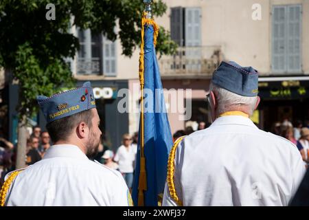 Saint-Maximin-la-Sainte-Baume, Frankreich, 19. August 2024. Am 19. August 1944 wurde Saint-Maximin-la-Sainte-Baume von den Panzern der 1. Panzerdivision von General de Vigier befreit. Achtzig Jahre später organisiert die Stadt in Zusammenarbeit mit dem Souvenir Francais eine Parade mit authentischen Fahrzeugen des Zweiten Weltkriegs. Quelle: David GABIS/Alamy Live News Stockfoto