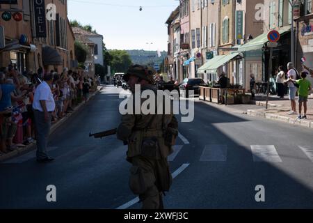 Saint-Maximin-la-Sainte-Baume, Frankreich, 19. August 2024. Am 19. August 1944 wurde Saint-Maximin-la-Sainte-Baume von den Panzern der 1. Panzerdivision von General de Vigier befreit. Achtzig Jahre später organisiert die Stadt in Zusammenarbeit mit dem Souvenir Francais eine Parade mit authentischen Fahrzeugen des Zweiten Weltkriegs. Quelle: David GABIS/Alamy Live News Stockfoto