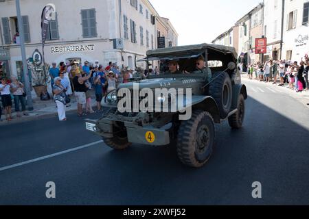 Saint-Maximin-la-Sainte-Baume, Frankreich, 19. August 2024. Am 19. August 1944 wurde Saint-Maximin-la-Sainte-Baume von den Panzern der 1. Panzerdivision von General de Vigier befreit. Achtzig Jahre später organisiert die Stadt in Zusammenarbeit mit dem Souvenir Francais eine Parade mit authentischen Fahrzeugen des Zweiten Weltkriegs. Quelle: David GABIS/Alamy Live News Stockfoto