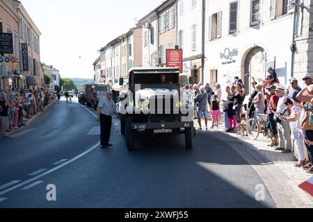 Saint-Maximin-la-Sainte-Baume, Frankreich, 19. August 2024. Am 19. August 1944 wurde Saint-Maximin-la-Sainte-Baume von den Panzern der 1. Panzerdivision von General de Vigier befreit. Achtzig Jahre später organisiert die Stadt in Zusammenarbeit mit dem Souvenir Francais eine Parade mit authentischen Fahrzeugen des Zweiten Weltkriegs. Quelle: David GABIS/Alamy Live News Stockfoto