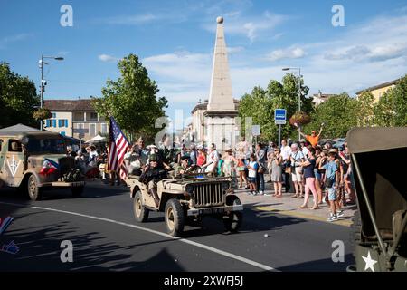 Saint-Maximin-la-Sainte-Baume, Frankreich, 19. August 2024. Am 19. August 1944 wurde Saint-Maximin-la-Sainte-Baume von den Panzern der 1. Panzerdivision von General de Vigier befreit. Achtzig Jahre später organisiert die Stadt in Zusammenarbeit mit dem Souvenir Francais eine Parade mit authentischen Fahrzeugen des Zweiten Weltkriegs. Quelle: David GABIS/Alamy Live News Stockfoto