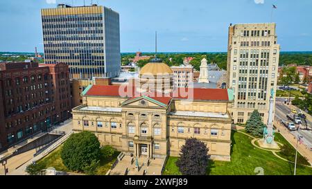 Blick aus der Vogelperspektive auf das historische Gerichtsgebäude und moderne Gebäude in South Bend Indiana Stockfoto