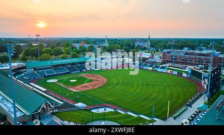 Blick bei Sonnenuntergang von Four Winds Field und Downtown South Bend Stockfoto