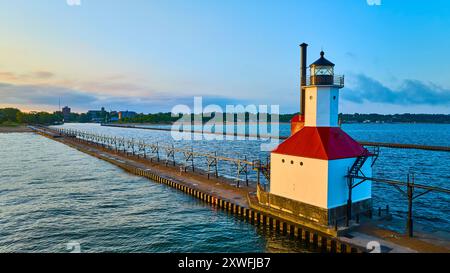 Blick aus der Vogelperspektive auf den St. Joseph Lighthouse bei Sonnenaufgang Stockfoto