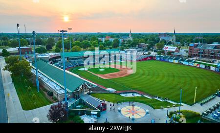 Blick bei Sonnenuntergang von Four Winds Field und South Bend City Stockfoto