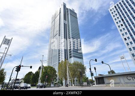 Vista del Grattacielo Intesa San Paolo presso corso Inghilterra 3 A Turin, Italien. Lunedì 19 agosto 2024 - Cronaca - ( Foto Matteo SECCI/LaPresse ) Blick auf den Wolkenkratzer Intesa San Paolo am corso Inghilterra 3 in Turin, Italien. - Montag, 19. august 2024 - News - ( Foto Matteo SECCI/LaPresse ) Credit: LaPresse/Alamy Live News Stockfoto