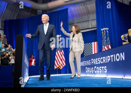 Largo, Vereinigte Staaten von Amerika. August 2024. U. Präsident Joe Biden und Vizepräsident Kamala Harris kommen zu einer Veranstaltung, bei der die Kosten für verschreibungspflichtige Medikamente von Medicare am 15. August 2024 in Largo, Maryland, bekannt gegeben werden. Erin Scott/White House Photo/Alamy Live News Stockfoto