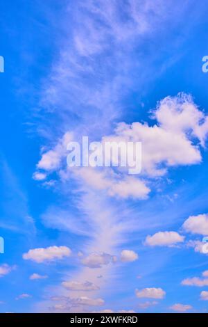 Wackelige Wolken im lebendigen blauen Himmel aus der Perspektive auf Augenhöhe Stockfoto
