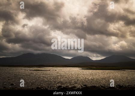 Ein düsteres HDR-Bild im Sommer über dem Naturschutzgebiet Loch Druidibeag, South Uist, Outer Hebrides, Schottland. August 2024 Stockfoto