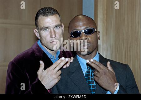 Fotoruf zur britischen Premiere von Lock, Stock und Two Smoking Barrels während des Edinburgh Film Festivals, 23.8.98. Vinnie Jones und Vas Blackwood improvisieren mit Fingerpistolen, während sie gegen harte Männer spielen. Stockfoto