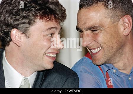 Fotoruf zur britischen Premiere von Lock, Stock und Two Smoking Barrels während des Edinburgh Film Festivals, 23.8.98. Dexter Fletcher und Vinnie Jones. Stockfoto