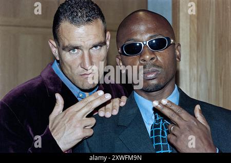 Fotoruf zur britischen Premiere von Lock, Stock und Two Smoking Barrels während des Edinburgh Film Festivals, 23.8.98. Vinnie Jones und Vas Blackwood improvisieren mit Fingerpistolen, während sie gegen harte Männer spielen. Stockfoto