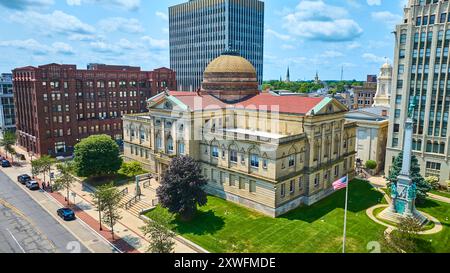 Aus der Vogelperspektive des historischen Gerichtsgebäudes und des modernen Bürogebäudes in Downtown South Bend Stockfoto