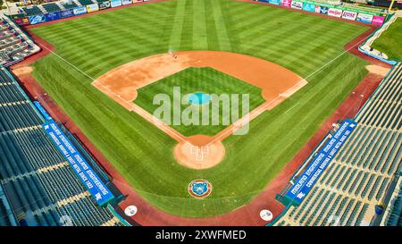 Luftaufnahme des leeren Baseball-Stadions mit unberührtem Feld und Tageszeit Stockfoto