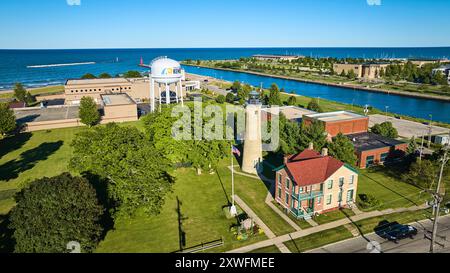 Luftaufnahme des Kenosha Southport Lighthouse und Water Tower Stockfoto