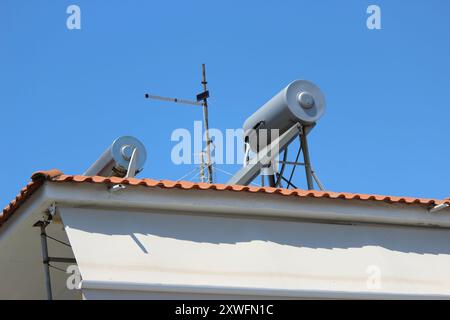 Solarbetriebener Warmwasserbereiter auf dem Dach Stockfoto