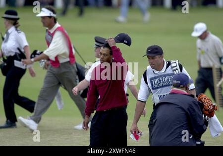 Der British Open Golfsieger Tiger Woods nähert sich 2000 dem letzten Loch in St. Andrews Stockfoto